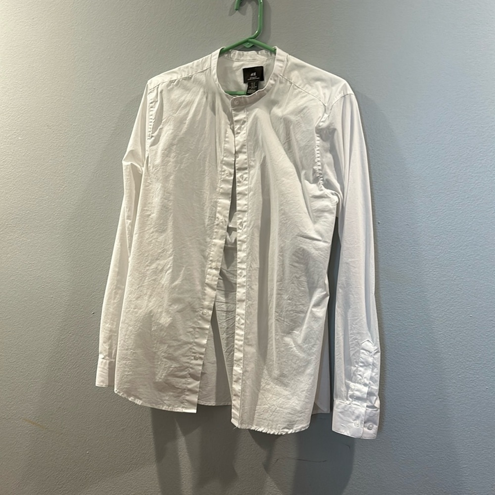 White H&M crisp button down shirt. Excellent condition.